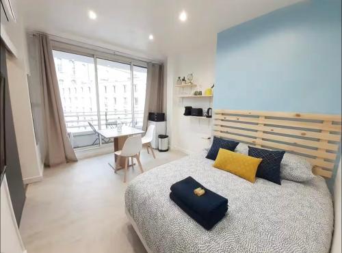 En eller flere senge i et værelse på Studio climatisé vue église du Panier et hôtel intercontinental