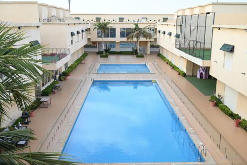 an overhead view of a pool in a building at الصواري ريزدينس in Jeddah