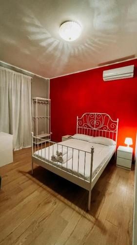 a bedroom with a red wall and a bed at B&B Bella Mare Suites - Formia in Formia