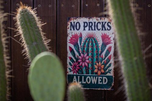 Un certificado, premio, letrero u otro documento en The Cactus Deck by Matilo Cabins Klein Karoo R62 with Hot-tub