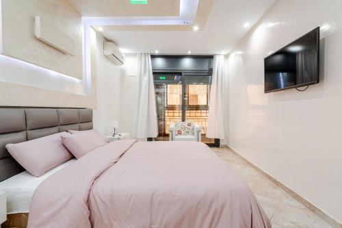 MaarifにあるNice spacious and modern apartmentの大きなベッドとテレビのある寝室