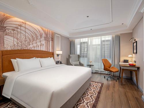 Ein Bett oder Betten in einem Zimmer der Unterkunft Vienna International Hotel--Free Shuttle Service to East Gate of forest park,Free Chinese-western Breakfast,Free Freah Coffee,Free Self-Service Laundry & Drying, Attraction Tickets Serivce in advance