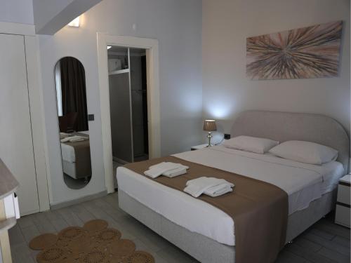 a bedroom with a large bed and a bathroom at EMAN TERMAL HOTEL in Ilıcalı