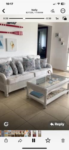 a living room with a couch and a coffee table at Apartamento en Gribi in Juan Dolio