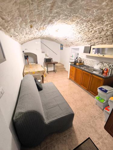 a living room with a couch in a kitchen at La Testa di Ferro - B&B in Modugno