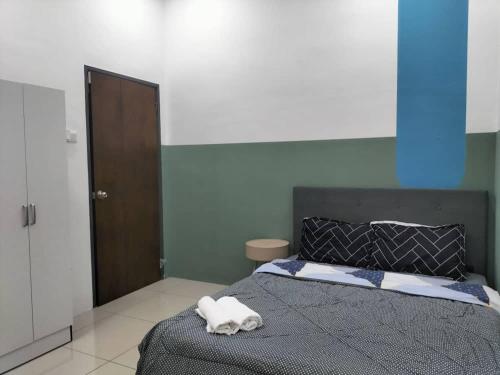 Кровать или кровати в номере Cozy 4 bedrooms Double Storey Homestay, in front Kulim Central Mall