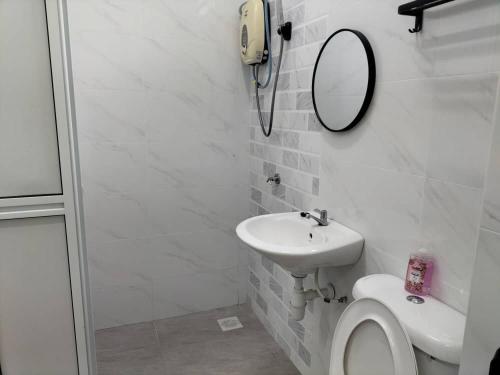 Ванная комната в Cozy 4 bedrooms Double Storey Homestay, in front Kulim Central Mall