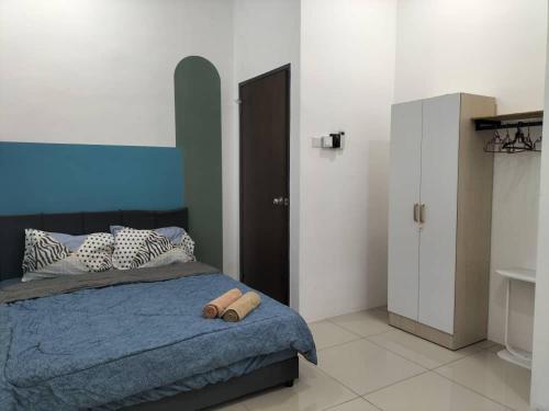 Кровать или кровати в номере Cozy 4 bedrooms Double Storey Homestay, in front Kulim Central Mall