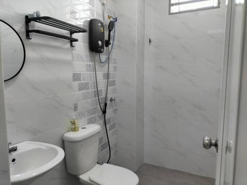 Ванная комната в Cozy 4 bedrooms Double Storey Homestay, in front Kulim Central Mall