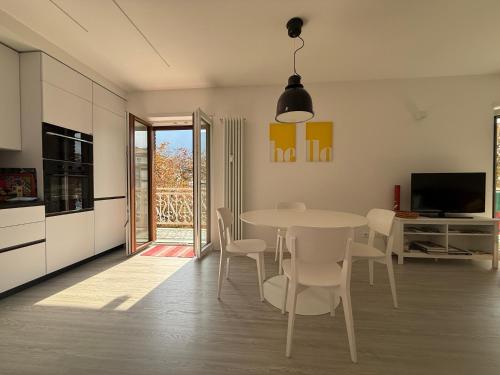 een keuken en eetkamer met een tafel en stoelen bij Domus Fersina in Trento