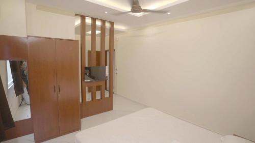 En eller flere senge i et værelse på Hotel Gupta Garden