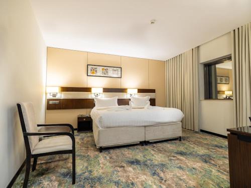 une chambre d'hôtel avec un lit et une chaise dans l'établissement فندق آراك الشريعة, à Ajyad