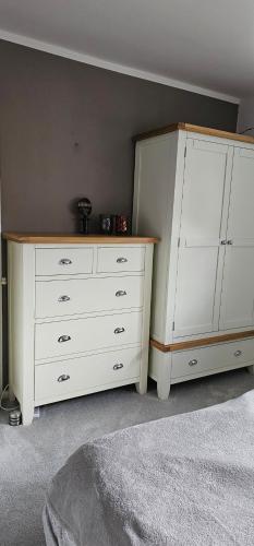 Un pat sau paturi într-o cameră la Cozy Corner