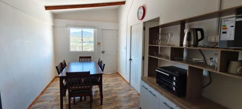 a kitchen and dining room with a table and chairs at Casa Turismo Freirina in Freirina
