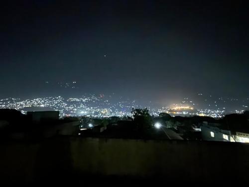 Afbeelding uit fotogalerij van Rooftoop Apartment in Muzaffarabad