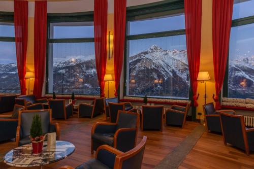 a waiting room with a view of a mountain at Hotel la Torre in Sauze dʼOulx