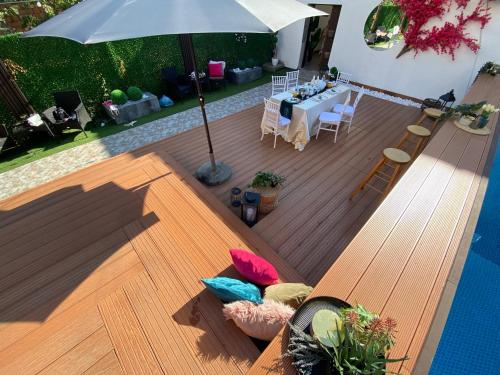an overhead view of a patio with a table and an umbrella at Apartments & Pool Villa White House in Pančevo