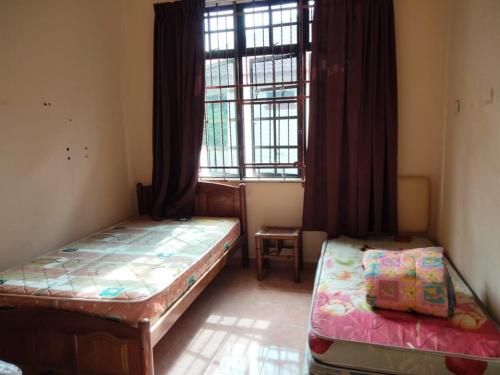 Postel nebo postele na pokoji v ubytování Sobey Laris Homestay KADOK