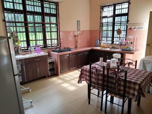 Kuchyň nebo kuchyňský kout v ubytování Sobey Laris Homestay KADOK