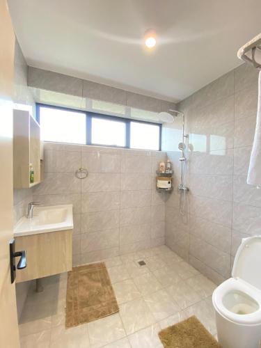 a bathroom with a toilet and a sink at Dee Homes in Ruaka