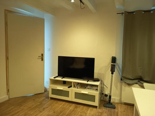a flat screen tv sitting on a stand in a room at Villeneuve's historic center in Villeneuve-lès-Avignon