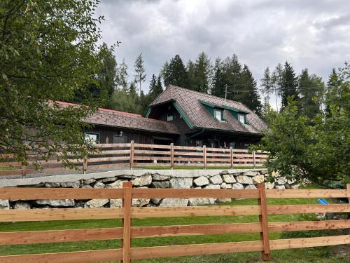 a wooden fence in front of a house at Panoramablick Hütte in Scheifling