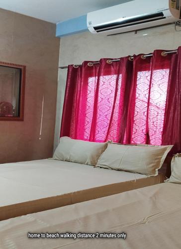 Una cama o camas en una habitación de Arundekar Home Stay In 2 Minutes Walk Beach AC Room