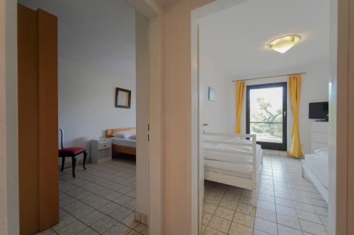 Una cama o camas en una habitación de Sunset View Weekend house with lake view, balcony, garden, parking