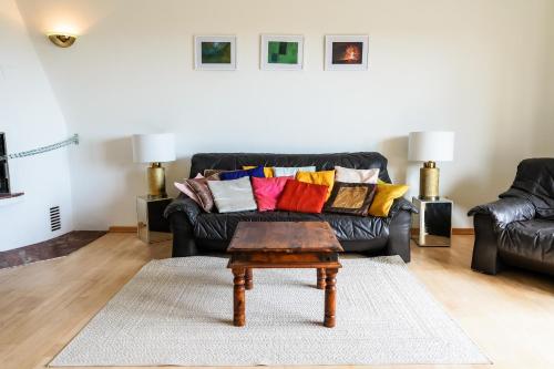 Un lugar para sentarse en Sunset View Weekend house with lake view, balcony, garden, parking