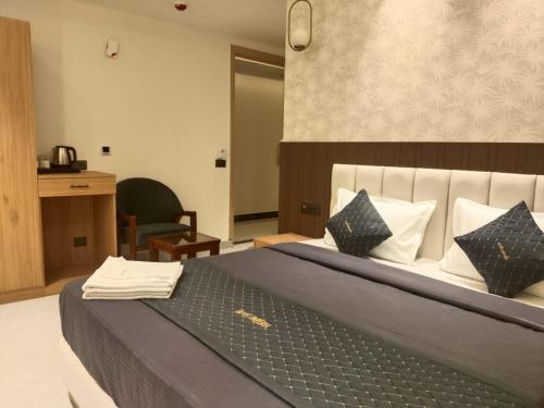 Postel nebo postele na pokoji v ubytování Hotel Imperia Grand