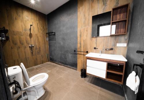 a bathroom with a toilet and a sink at Viva La Villa in Marrakech