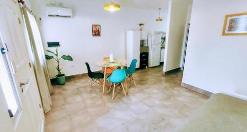 una sala da pranzo con tavolo e sedie di A&C Temporarios III a Bañado Sur