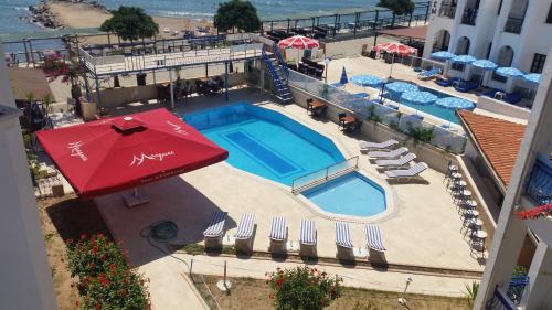Bazén v ubytování One More Day Hotel nebo v jeho okolí