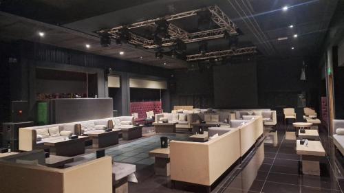Ein Sitzbereich in der Unterkunft Ramee Rose Hotel
