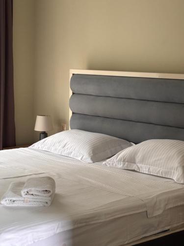 Postel nebo postele na pokoji v ubytování Kobuleti Garden Inn