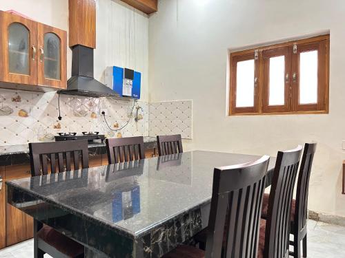 Η κουζίνα ή μικρή κουζίνα στο Brij Homes, near Krishna Janambhumi