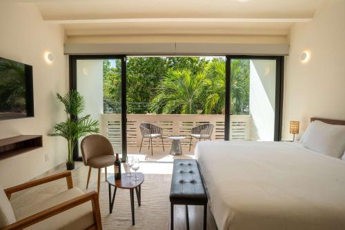 a bedroom with a large bed and a balcony at Versatile Studio Cowork Fast WiFi and Prime Location in Cancún