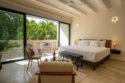 a bedroom with a large bed and a balcony at Versatile Studio Cowork Fast WiFi and Prime Location in Cancún