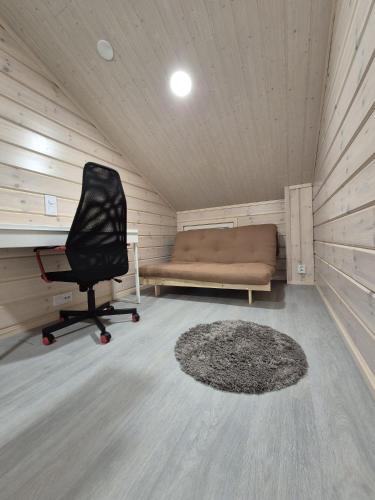a room with a bed and a chair in a room at Metto apartment in Äkäslompolo