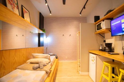 a room with two beds and a tv in it at 360 Copa Galeria Ritz By SUHCasa in Rio de Janeiro