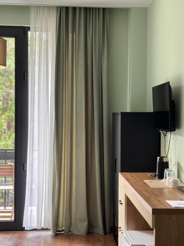 TV a/nebo společenská místnost v ubytování Kobuleti Garden Inn