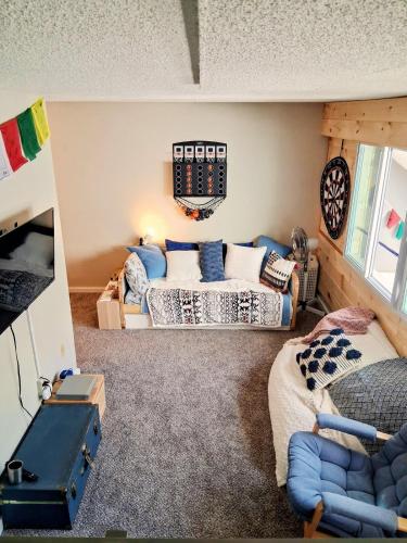 Χώρος καθιστικού στο SKI IN OUT w Fireplace at Tenney & 3 more Indy Pass Mts