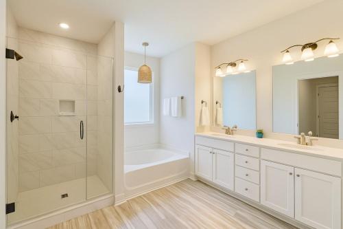 Un baño blanco con ducha, bañera y lavabo. en The Sandpiper Hideaway - Community Pool, en Santa Rosa Beach