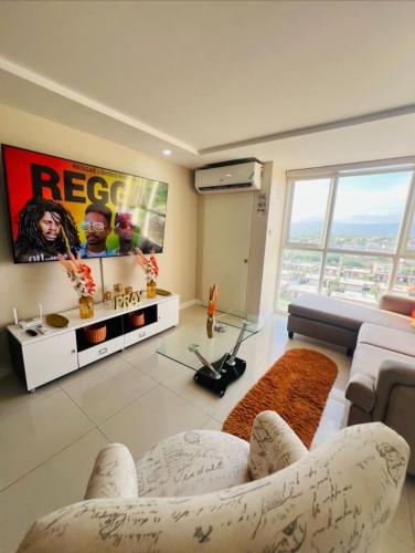 ein Wohnzimmer mit Couch und Fernseher in der Unterkunft Spacious two bedrooms with sea and city view in Portmore
