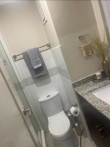 Ein Badezimmer in der Unterkunft Spacious two bedrooms with sea and city view