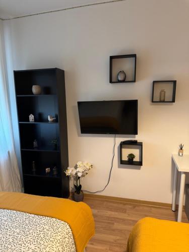 Una televisión o centro de entretenimiento en BaselStadt