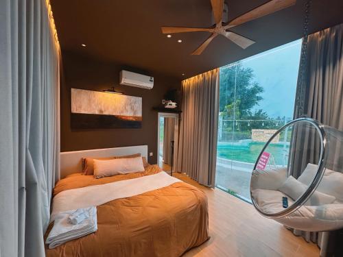 a bedroom with a bed and a large window at Phú Xuân Homestay - Gần Dốc Hoàng Hôn, Phòng Rộng View Sông in Phan Thiet
