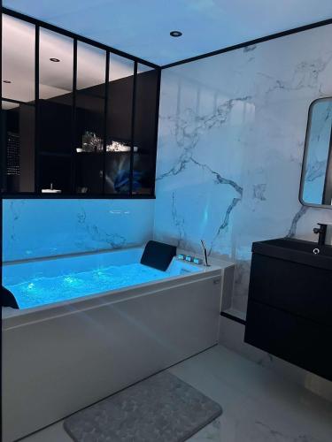 ein Badezimmer mit einer Badewanne und einer Karte an der Wand in der Unterkunft Love Room Paradise in Saint-Genest-Lerpt