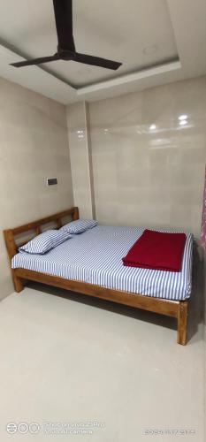 a bed in a room with a ceiling at Shree chendur Residency in Tiruvannāmalai