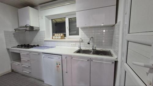 Η κουζίνα ή μικρή κουζίνα στο Guest House "Midnight"